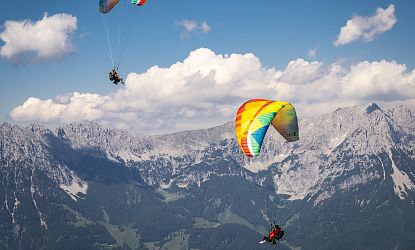 2 Paragleiter über den Wolken.