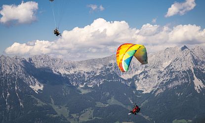 2 Paragleiter über den Wolken.