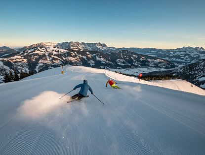 Skifahrer auf der Kandlerabfahrt mit Morgensonne.