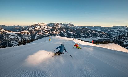 Skifahrer auf der Kandlerabfahrt mit Morgensonne.