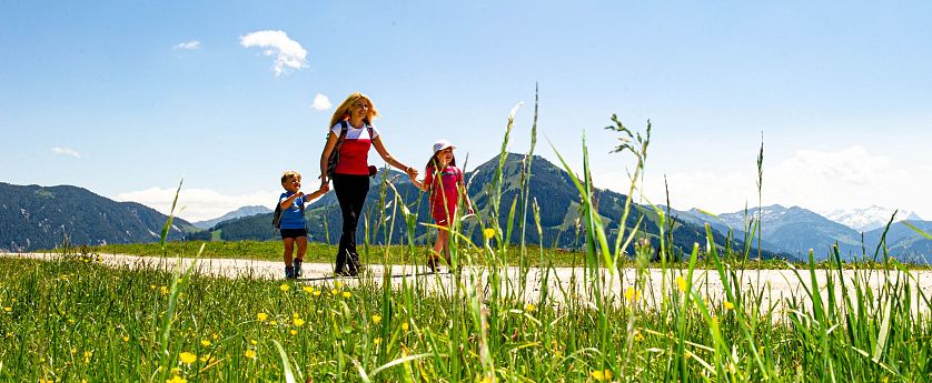 Famile am wandern in der Bergwelt.