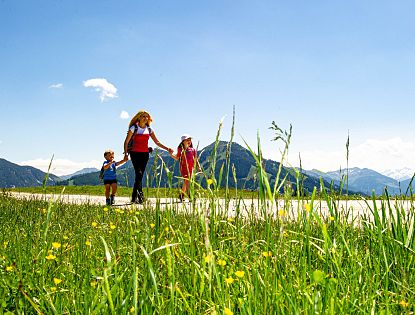 Famile am wandern in der Bergwelt.