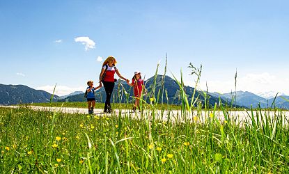 Famile am wandern in der Bergwelt.