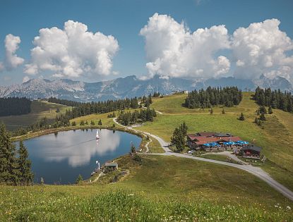 Blick auf den Bergsee und ein Restaurant in der RiesenWelt in Brixen.