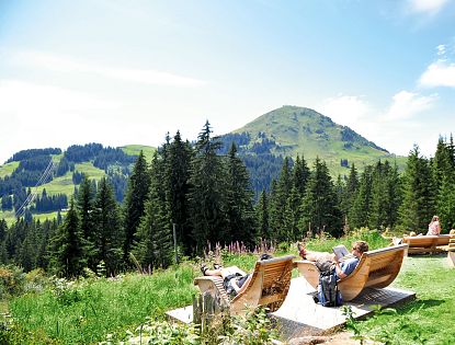 Holzliegen am Berg mit Blick auf die Berge.
