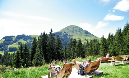 Holzliegen am Berg mit Blick auf die Berge.