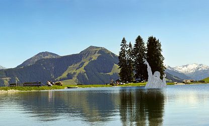 Bergsee mit einem Riesen im Wasser.
