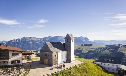 Salvenkirche auf der Hohen Salve mit Blick auf die Berge.