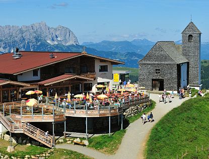 Gipfelrestaurant und Gipfelkapelle auf der Hohen Salve.