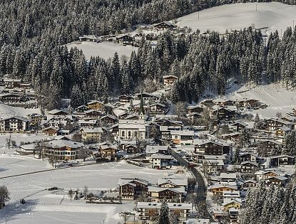 Aufnahme des Ortes Scheffau im Winter.