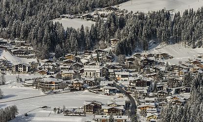 Aufnahme des Ortes Scheffau im Winter.
