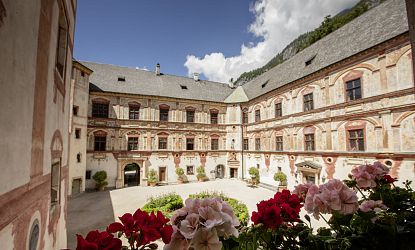 Schlosshof mit schönen Blumen.