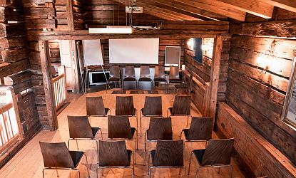 Almhütte mit Räumlichkeiten für Seminare.