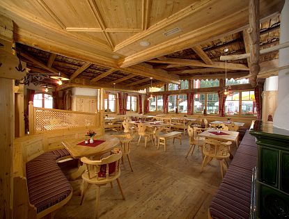 Hütte von innen mit vielen Sitzgelegenheiten.