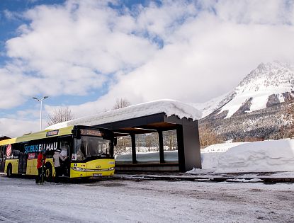 Skibus an der Haltestelle.