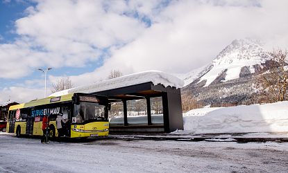 Skibus an der Haltestelle.