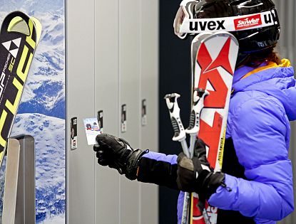 Skifahrerin öffnet Spin im Skidepot.