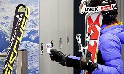 Skifahrerin öffnet Spin im Skidepot.