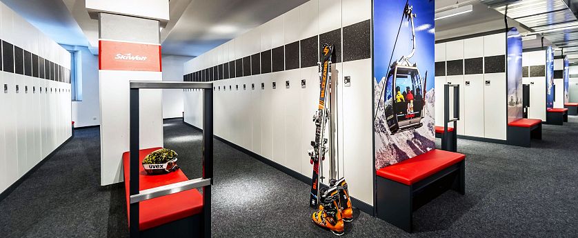 Skidepot mit vielen Spinden für Skier und Skischuhe.