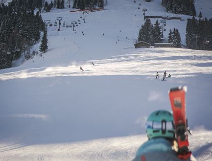 Skifahrer sieht auf die breiten Pisten der SkiWelt.
