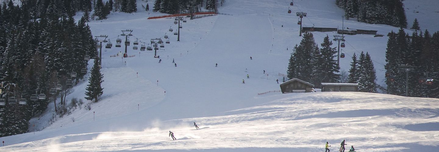 Skifahrer sieht auf die breiten Pisten der SkiWelt.