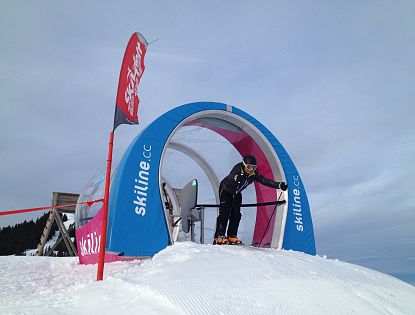 Ein Skifahrer der jeden Moment in die Skimovie Strecke in Westendorf reinstartet.