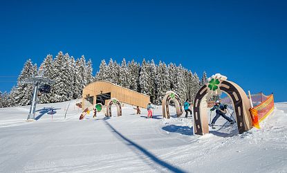 Kleine Skifahrer die im Hans im Glück Skiparkour das Skifahren spielerisch lernen.