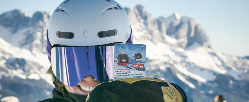 Skifahrerin zeigt ihren Skipass.