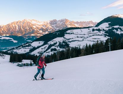 Skitourengeher direkt mit Sicht auf den Wilden Kaiser.