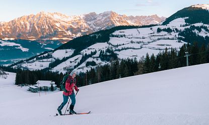 Skitourengeher direkt mit Sicht auf den Wilden Kaiser.