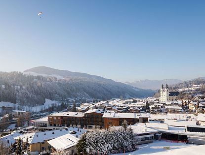Ortschaft Hopfgarten verschneit im Winter, Skidepot und Talstation sowie die Pfarrkirche Hopfgarten zu sehen