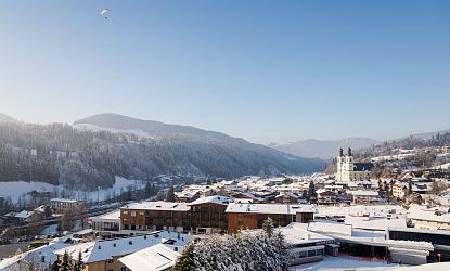Ortschaft Hopfgarten verschneit im Winter, Skidepot und Talstation sowie die Pfarrkirche Hopfgarten zu sehen