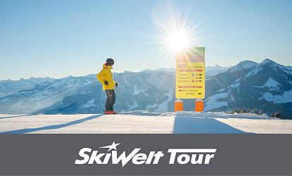 Skifahrer an Infotafel in der SkiWelt.