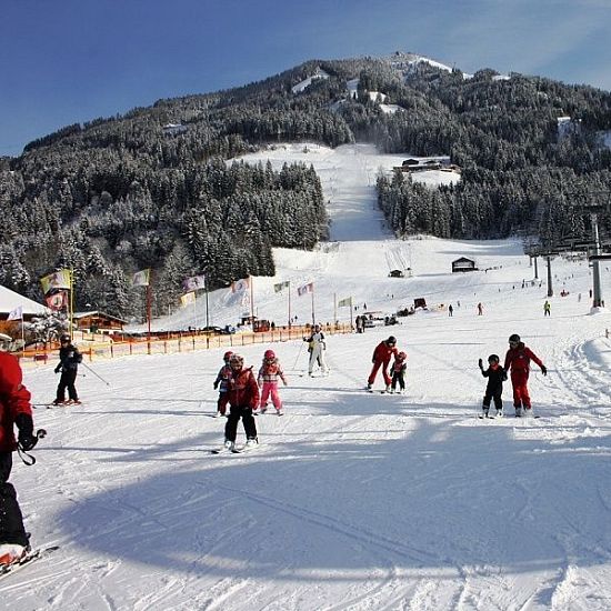 Kindergruppen am Übungsgelände in Westendorf.