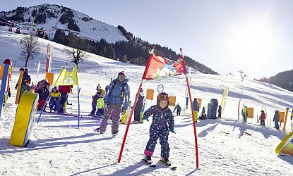 Kind fährt durch Hinderniss bei einem Skirennen.