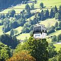 Gondel in einer grünen Landschaft.