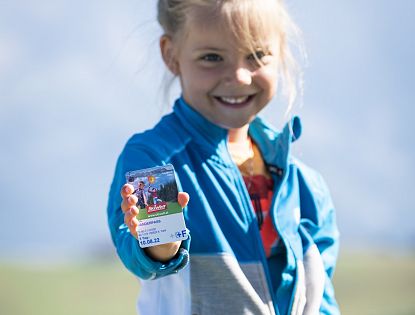 Kleines blondes Mädchen zeigt ihren Wanderpass.