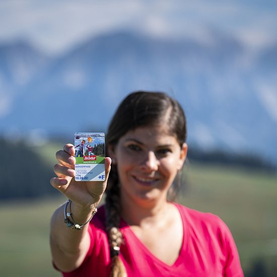 Mutter zeigt ihren Wanderpass.