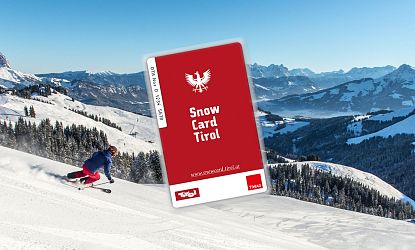 Snow Card Tirol Card (rote Karte mit Snow Card Logo) und einem Skifahrer im Hintergrund.
