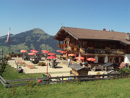 Bergrestaurant mit Terasse im Sommer.