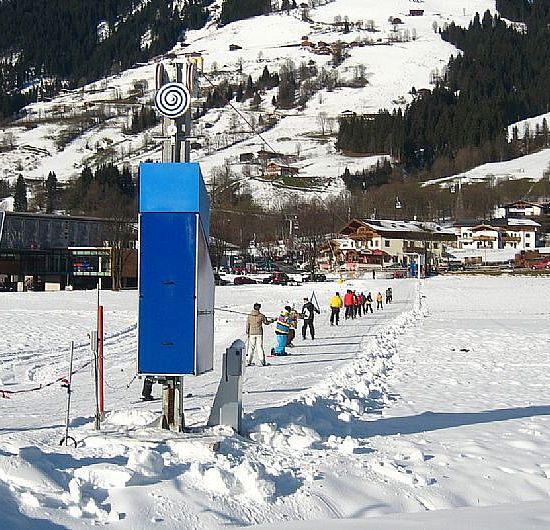 Schlepplift an der Talstation Brixen mit einigen Personen die diesen benützen
