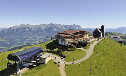 Sonnenseite Berg Wanderung um die Hohe Salve mit Salvensee im Sommer in der SkiWelt Wilder Kaiser Brixental.