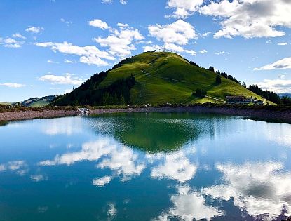 Der Speichersee Kleine Salve mit Ausblick auf die Hohe Salve.