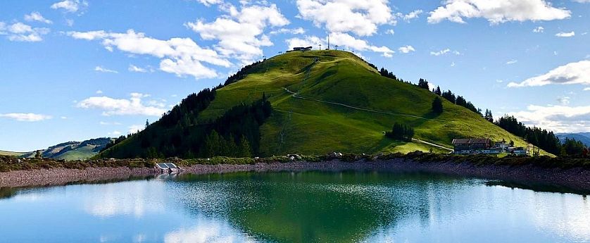 Blick auf die Hohe Salve über den Speichersee Kleine Salve im Sommer