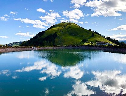 Blick auf die Hohe Salve über den Speichersee Kleine Salve im Sommer