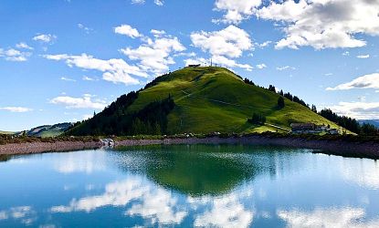Blick auf die Hohe Salve über den Speichersee Kleine Salve im Sommer