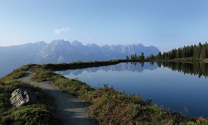 See mit einem Wanderweg um ihn.