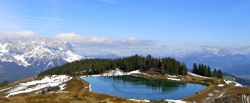 Der Speichersee Tanzboden im Frühling, mit noch ein wenig Schnee.