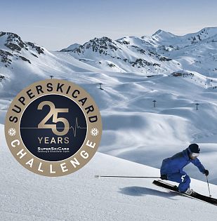 Logo der SuperSkiCard zum 25 Jahr Jubiläum mit winterlichen HIntergrund.