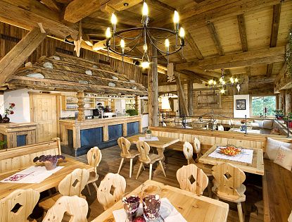 Urige Alm von innen mit viel Holz.